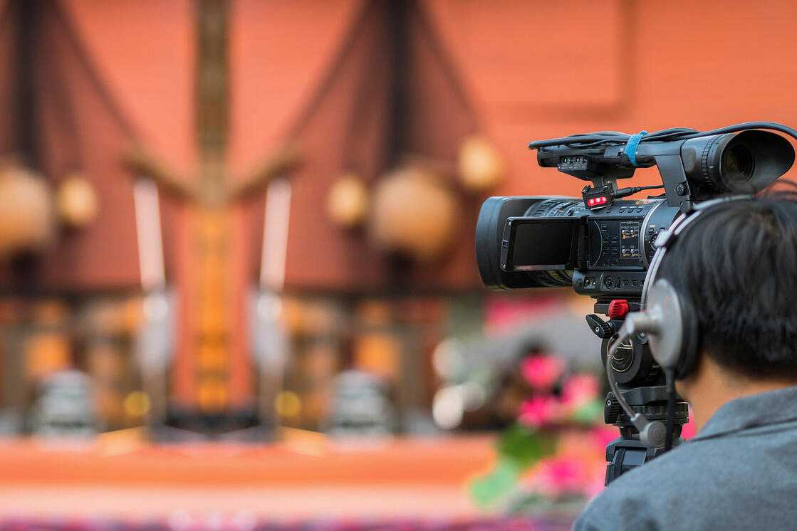 closeup-video-cameraman-taking-photograp-to-the-st-2021-08-30-12-14-58-utc-1920x1280 (1) (1)